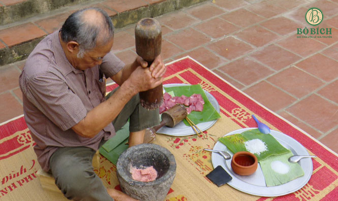 Người dân giã thịt bằng cối đá
