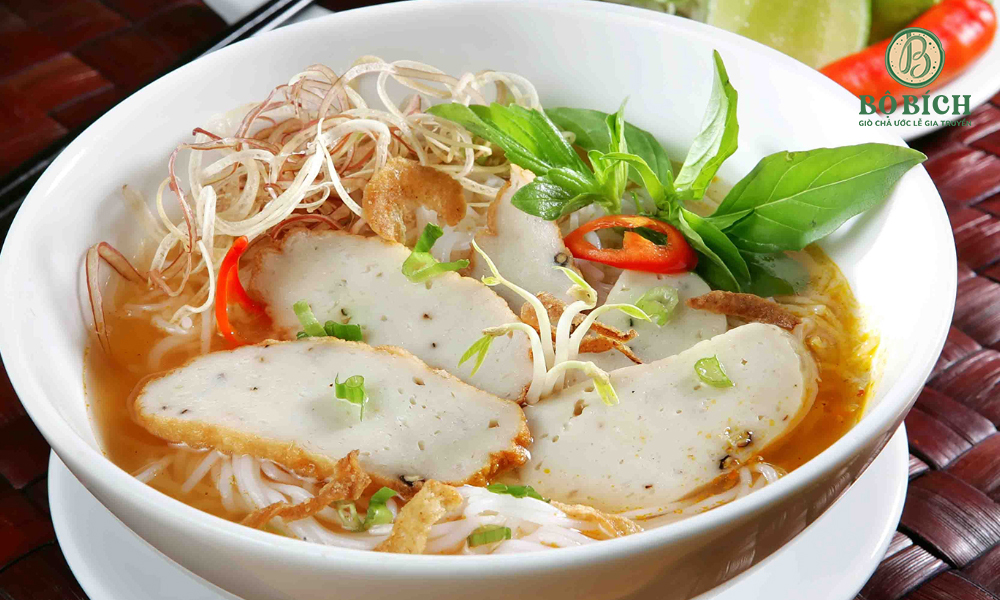 Thưởng thức bún chả cá